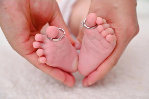 代怀生子好找吗宝宝和宝贝哪个更爱